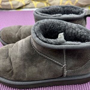 Cozy  UGG Gray Suede Ankle Boots SZ 2